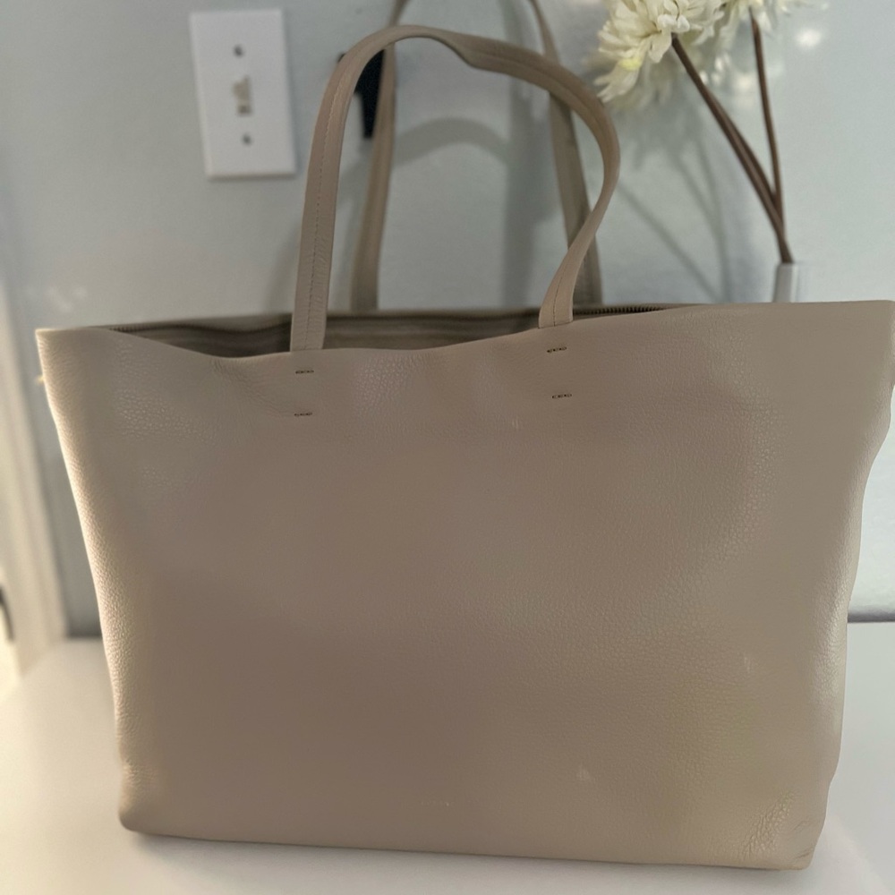 Cuyana Easy Zipper Tote with insert